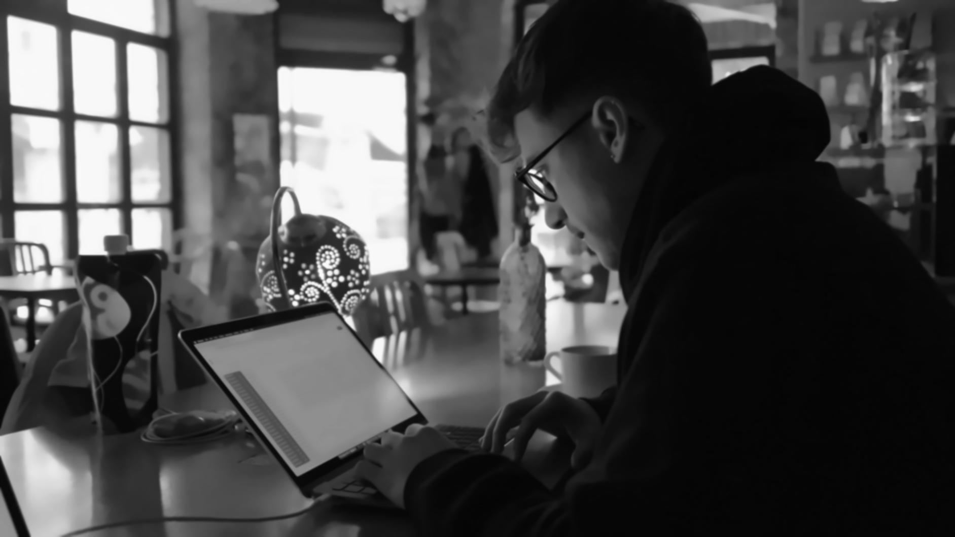 Forbici professionali e strumenti per taglio capelli su piano di lavoro